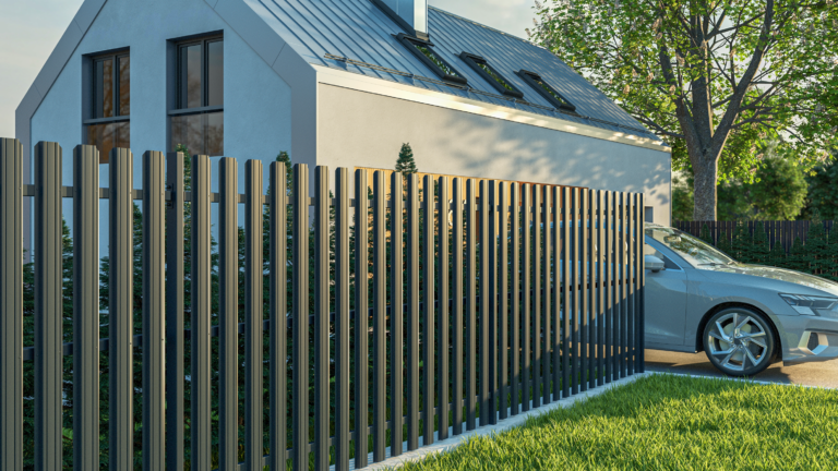 płot sztachetowy
